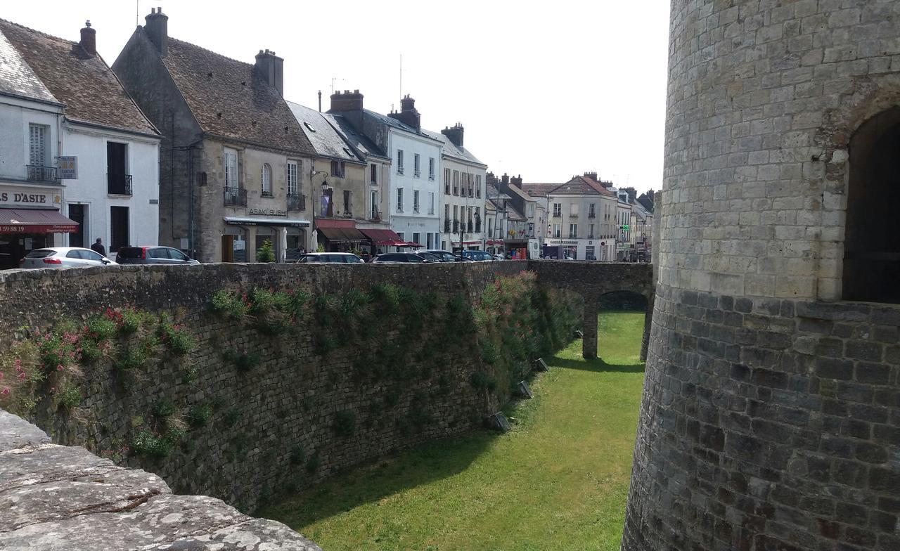 Chambre D'Hote Du Chateau Dourdan Exterior photo